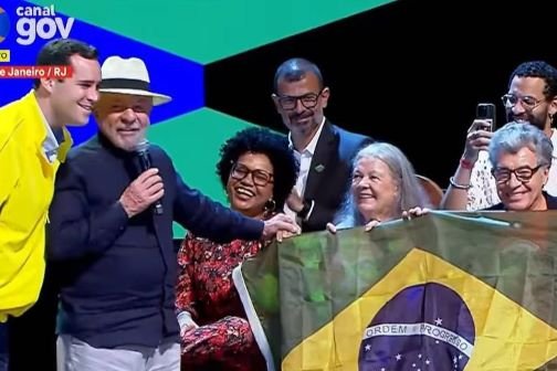 Esquerda tem que usar verde e amarelo na Copa para cores não serem tomadas por fascista, diz Lula