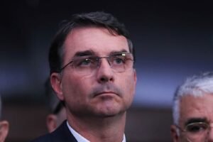 Após ação policial em SP, Flávio fala em perseguição estatal a ‘Dark Horse’ para influenciar eleições