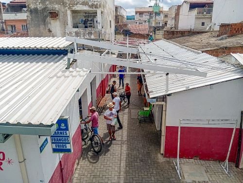 Prefeitura de Juazeiro inicia cobertura da ala de comercialização de frangos do Mercado Joca de Souza